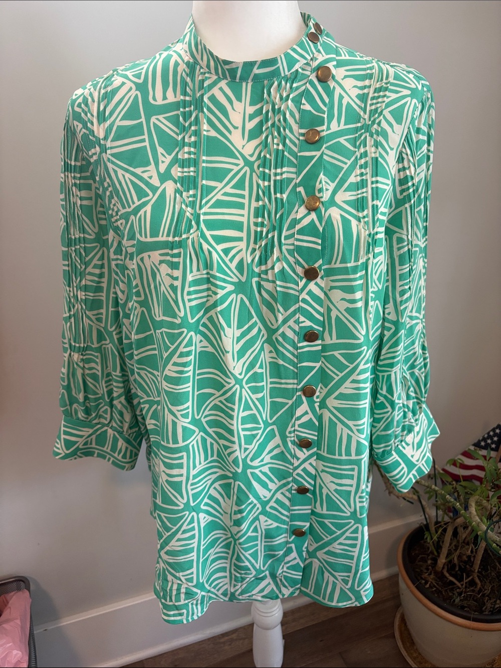 Women's Green & White Geometric Button-Down Blouse
